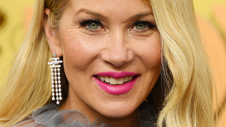 Dead To Me Co-Star loue l’altruisme de Christina Applegate au milieu d’un diagnostic de SEP