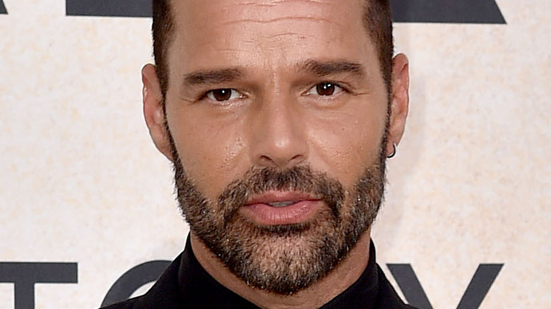 Ricky Martin posant