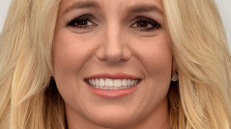 Britney Spears sourit avec des cheveux blonds