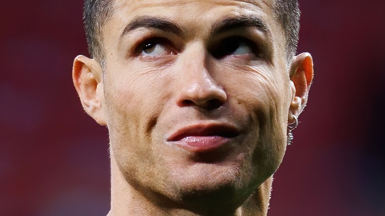 Cristiano Ronaldo lève les yeux 