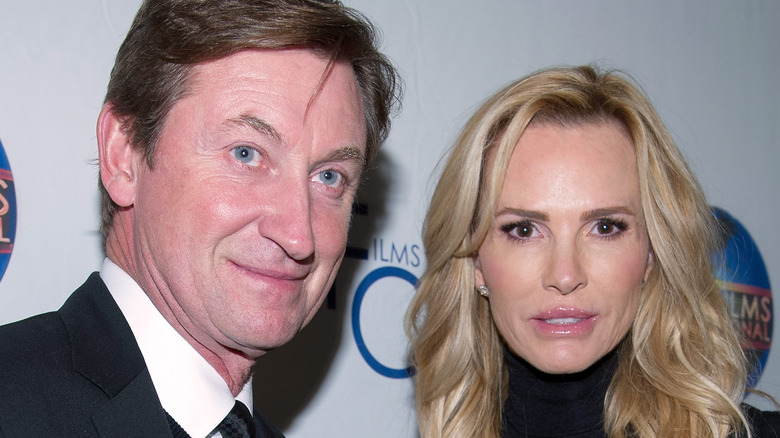 Wayne Gretzky et Janet Jones posant