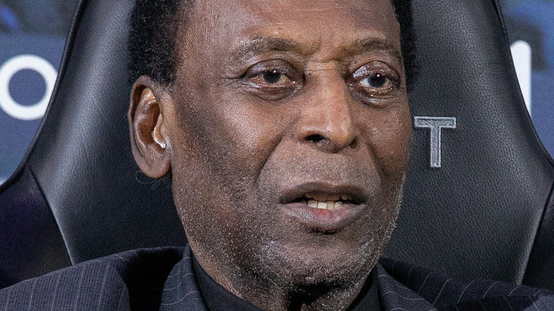 Pelé réagit lors d'une interview