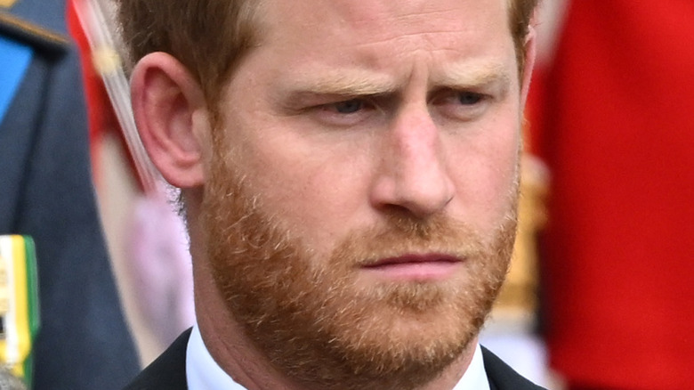 Le prince Harry fronçant les sourcils à l'événement