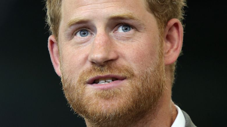 Le prince Harry regarde