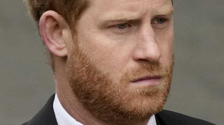 Prince Harry avec une expression neutre