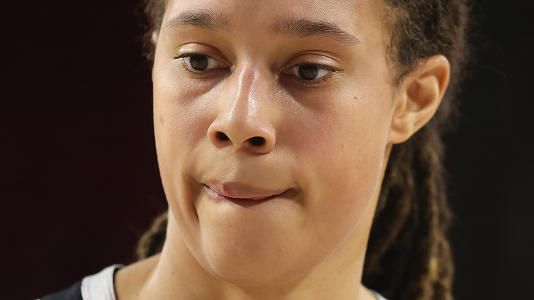 Brittney Griner se mord la lèvre