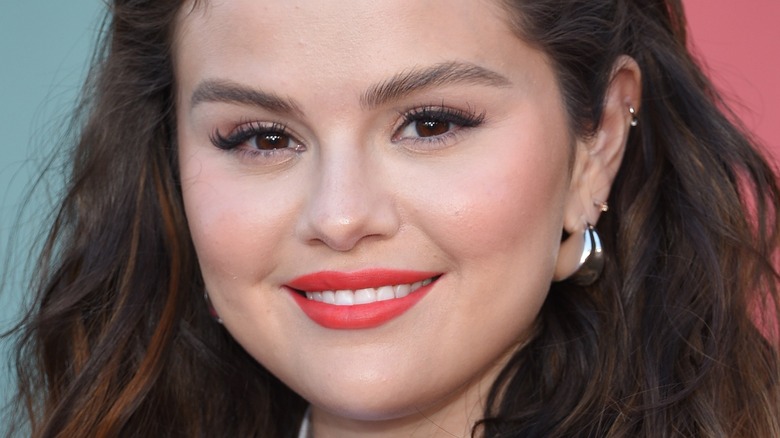 Selena Gomez porte du rouge à lèvres