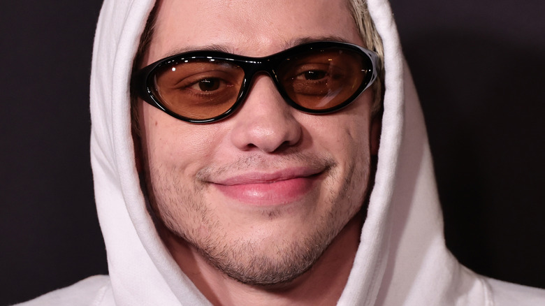 Pete Davidson souriant