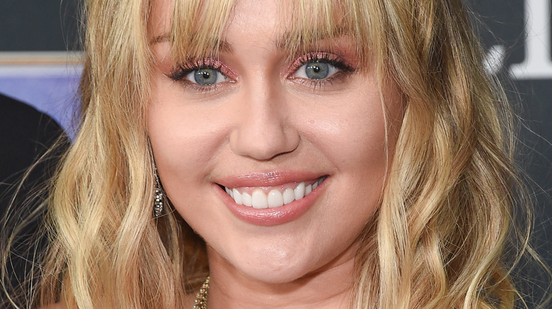 Miley Cyrus sourit