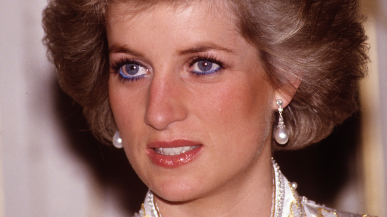 La princesse Diana regarde fixement