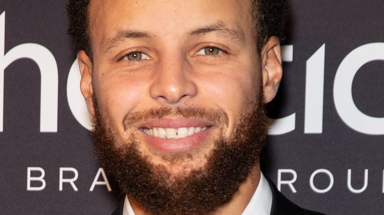 Stephen Curry souriant à un événement 