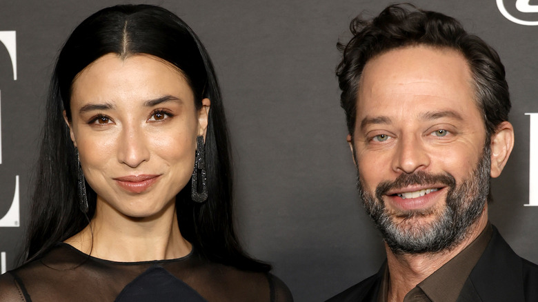Lily Kwong et Nick Kroll posent