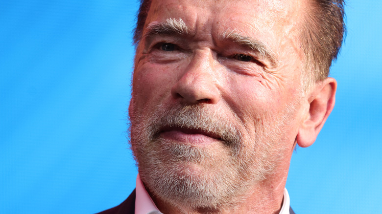 Arnold Schwarzenegger, souriant