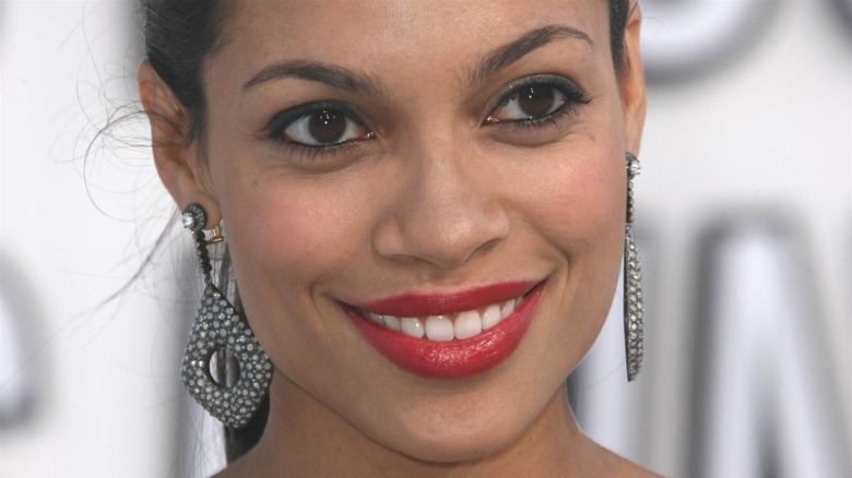 Un regard sur la vie et la carrière de Rosario Dawson au fil des ans