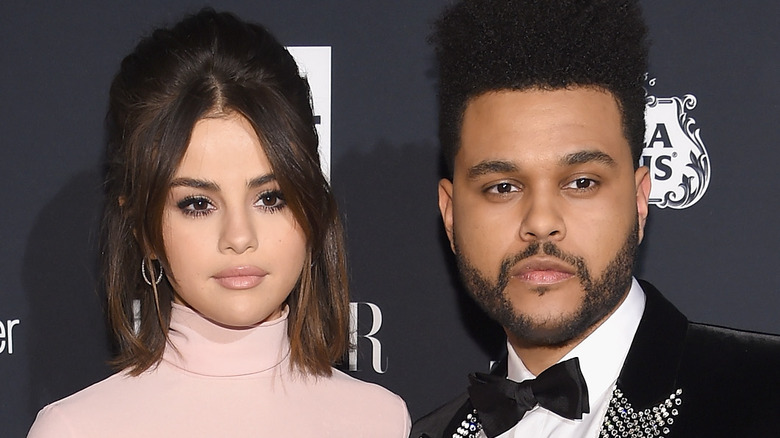 Selena Gomez et The Weeknd posent sans sourire