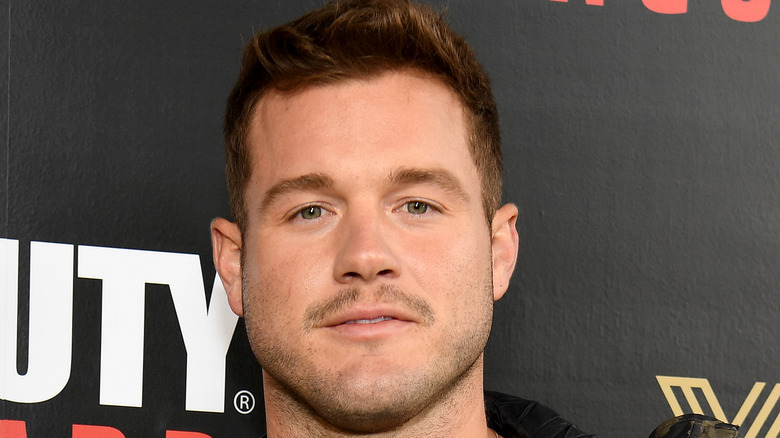 Colton Underwood, pas souriant, photo de 2021 