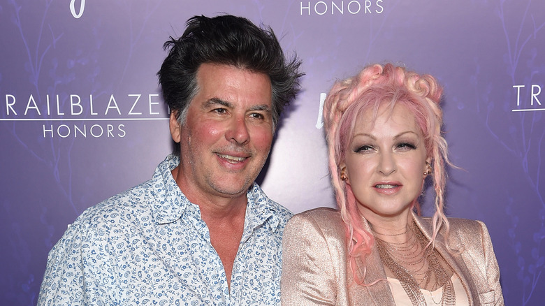 David Thornton et Cyndi Lauper souriant