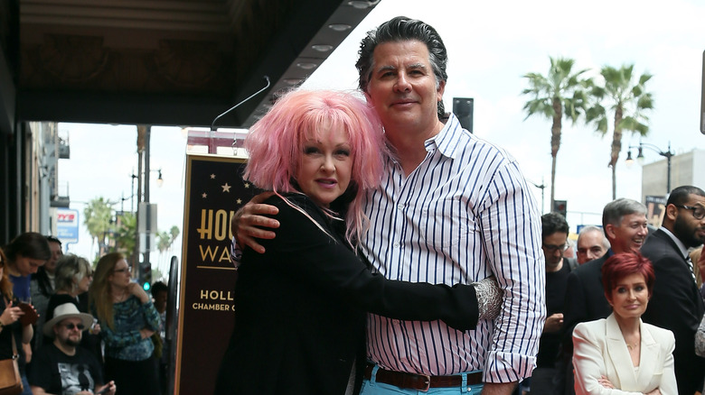 Cyndi Lauper étreignant David Thornton