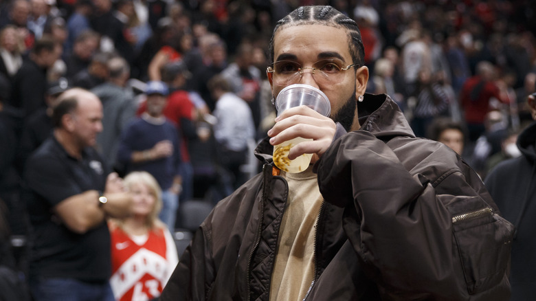 Drake avec boisson