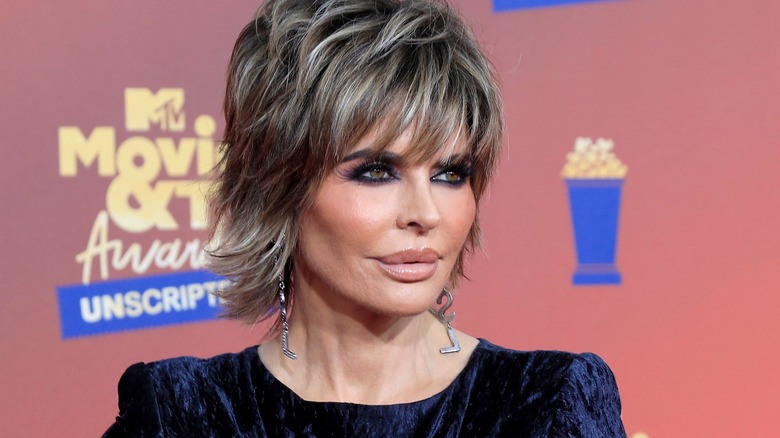 Lisa Rinna posant sur le tapis rouge