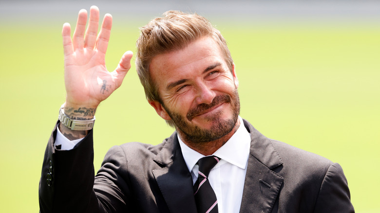 David Beckham saluant