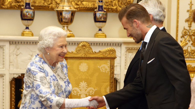 La reine Elizabeth II et David Beckham se sourient