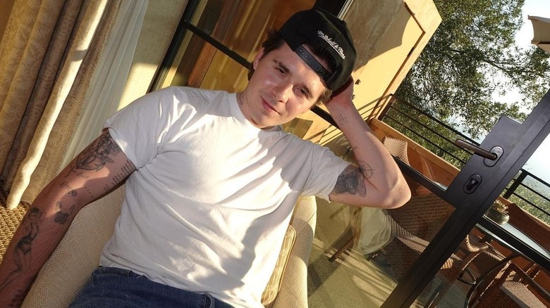 Brooklyn Beckham porte un chapeau à l'envers