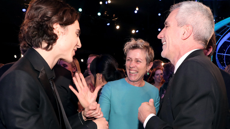 Timothée Chalamet, Frances McDormand et l'agent artistique Brian Swardstrom rient