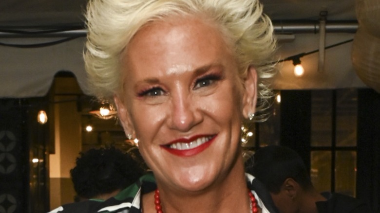 Anne Burrell porte du rouge à lèvres rouge