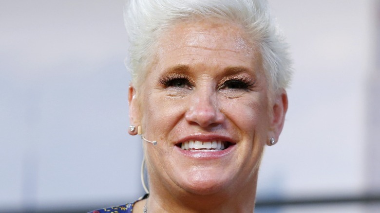 Anne Burrell s'exprimant lors d'un événement