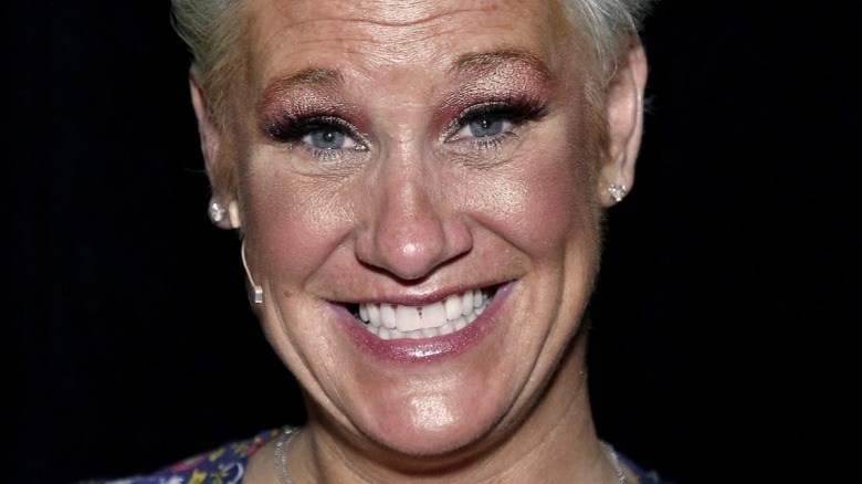 Anne Burrell avec des boucles d'oreilles en diamant