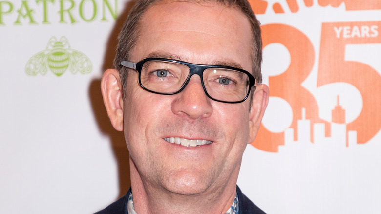 Ted Allen porte des lunettes