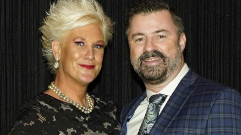 Anne Burrell et Stuart Claxton souriant