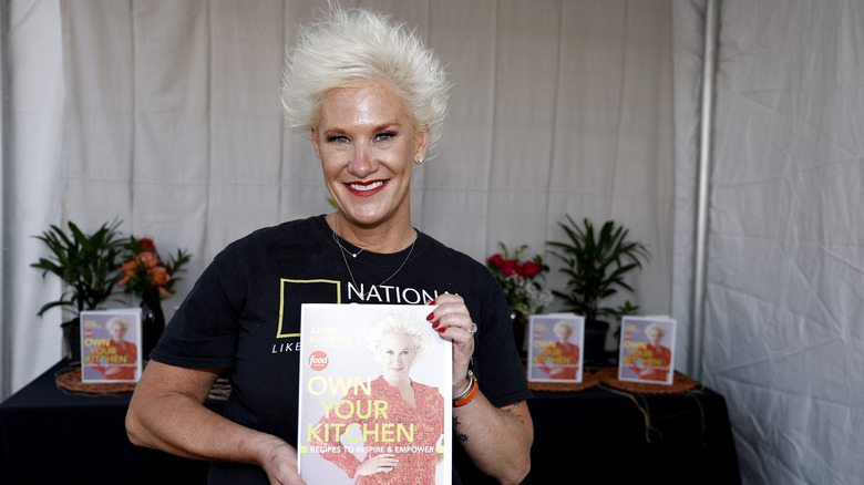 Anne Burrell posant avec son livre