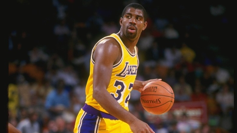 Magic Johnson dribble un ballon de basket