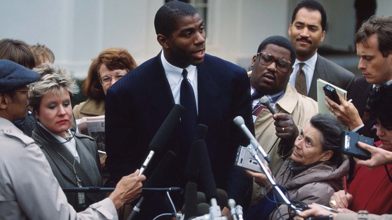 Magic Johnson s'adressant à la presse