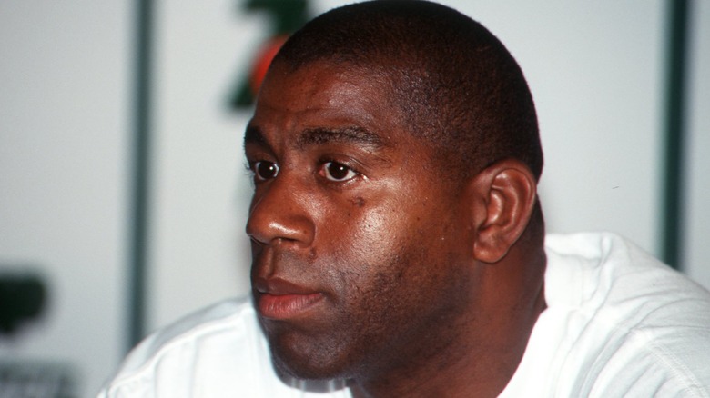 Magic Johnson écoute attentivement