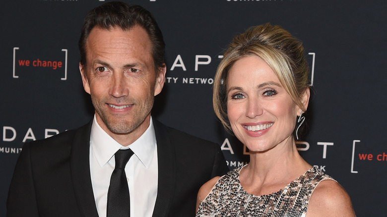 Andrew Shue et Amy Robach posant