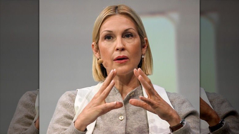 Kelly Rutherford s'exprimant lors d'une conférence