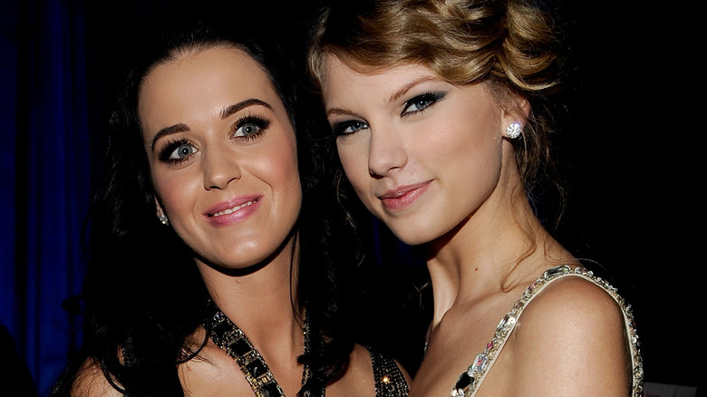 Taylor Swift pose avec Katy Perry