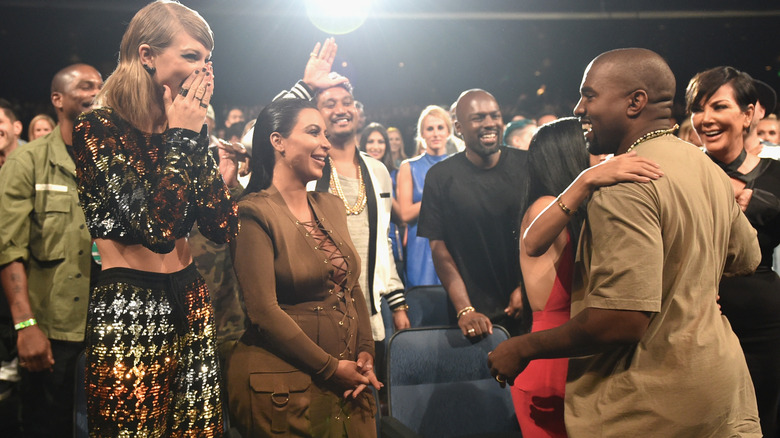 Taylor Swift et Kim Kardashian sourient à Kanye West