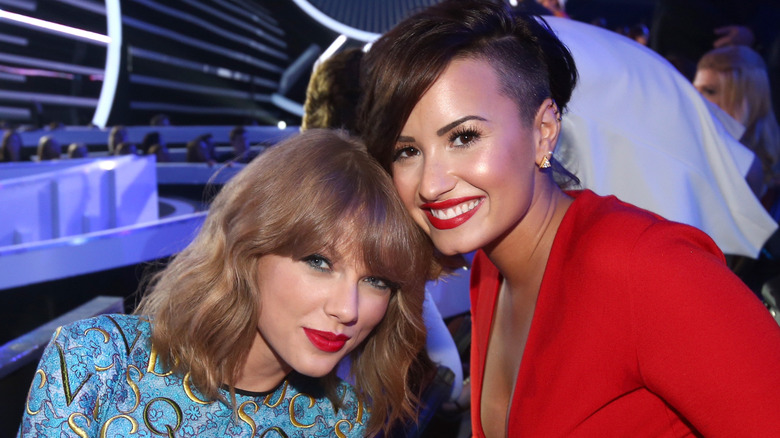 Taylor Swift et Demi Lovato posent ensemble