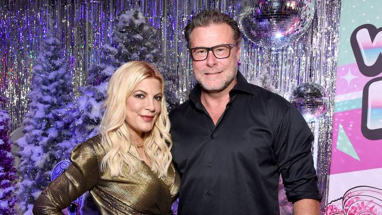 Tori Spelling et Dean McDermott sourient