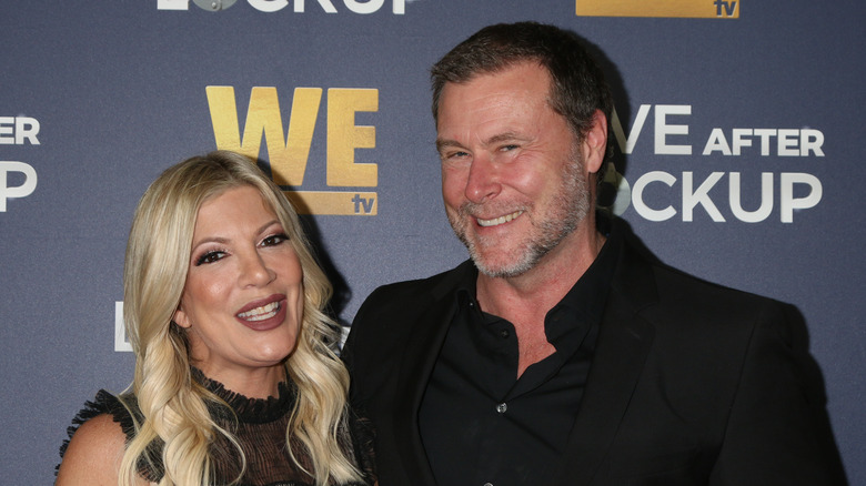 Tori Spelling et Dean McDermott sourient 