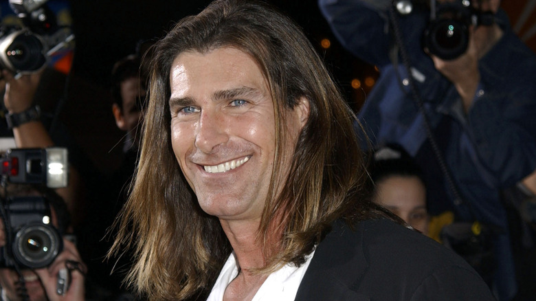 Fabio souriant sur le tapis rouge