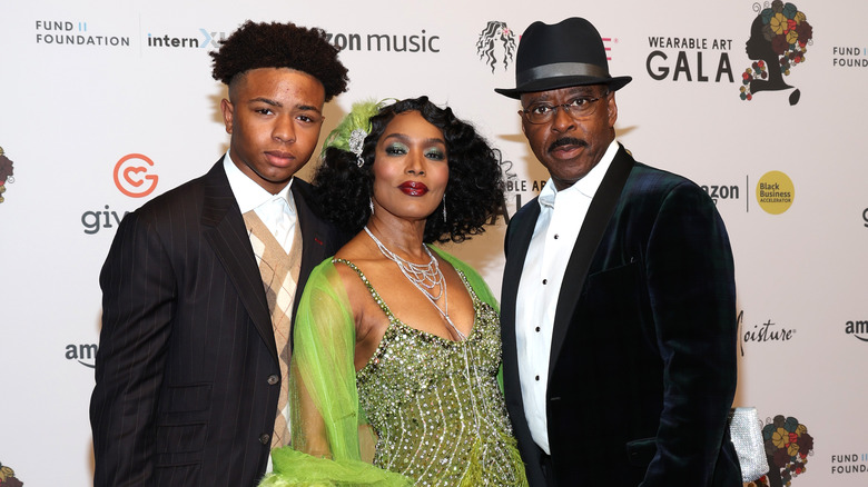 Slater Vance, Angela Bassett et Courtney Vance sourient