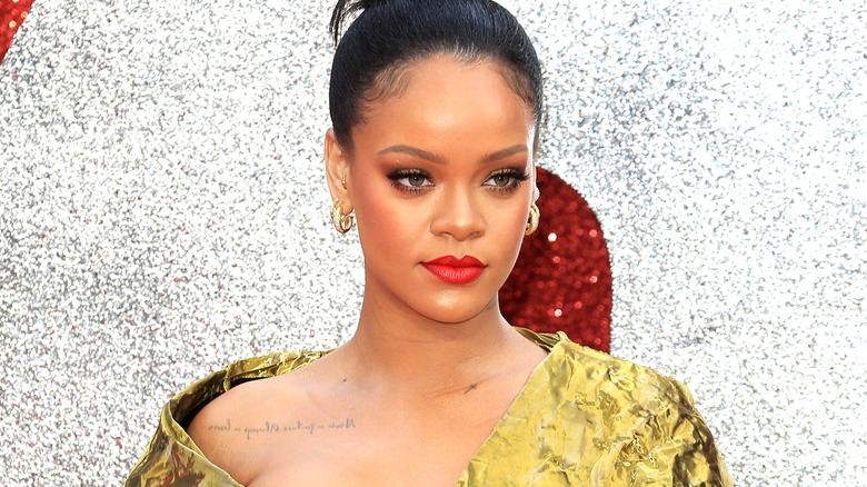 RIhanna dans un top chignon