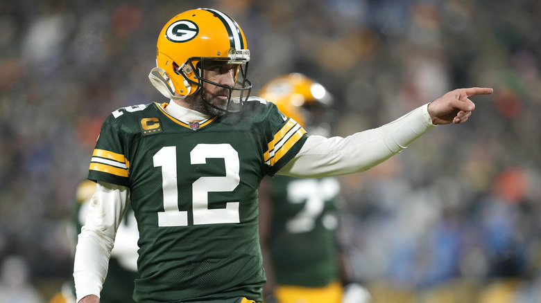 Aaron Rodgers pointant du doigt