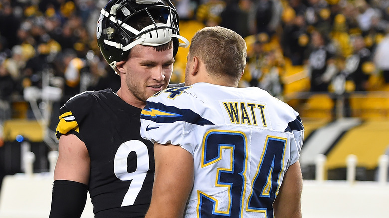 Derek et TJ Watt parlent sur le terrain