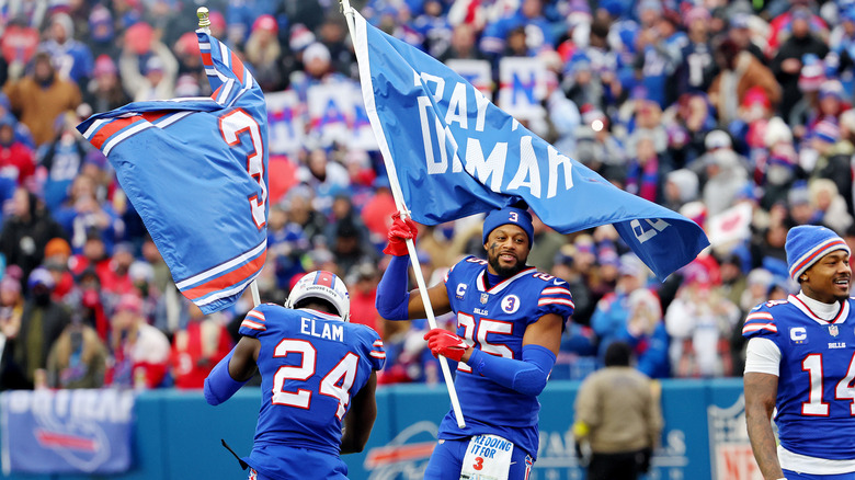 Buffalo Bills agitant des drapeaux sur le terrain 